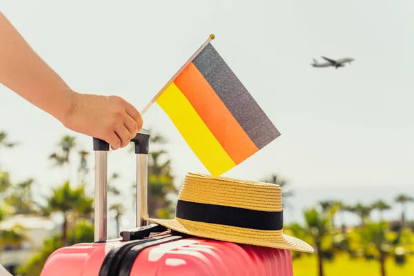 Femme Avec Valise Rose Chapeau Drapeau Allemand Debout Sur Échelle — Photo