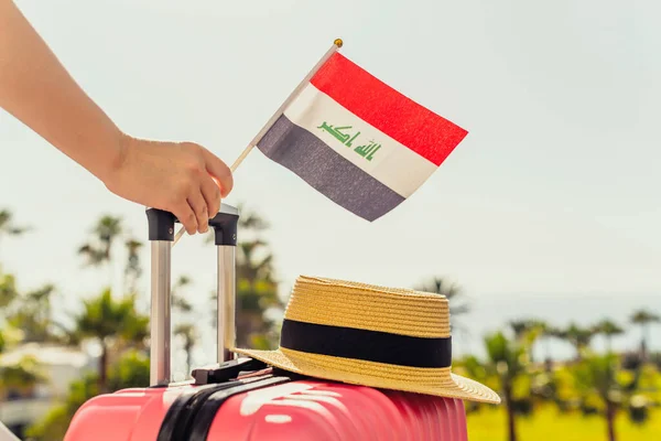 Mujer Con Maleta Rosa Sombrero Bandera Irak Pie Escalera Pasajeros —  Fotos de Stock