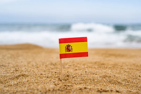 Bandeira Espanha Forma Palito Dentes Areia Praia Frente Onda Mar — Fotografia de Stock