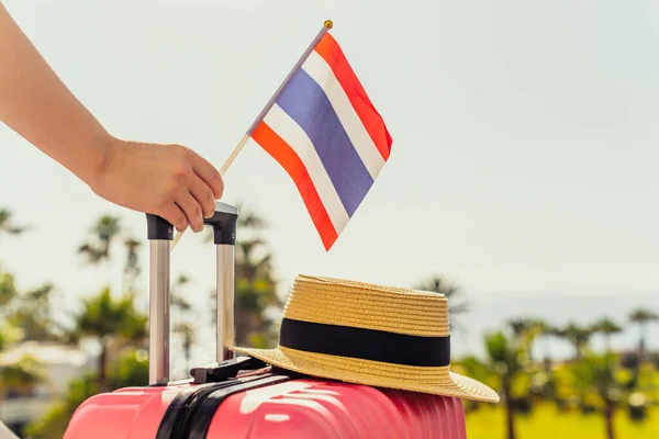 Frau Mit Rosafarbenem Koffer Hut Und Thailand Flagge Steht Auf — Stockfoto