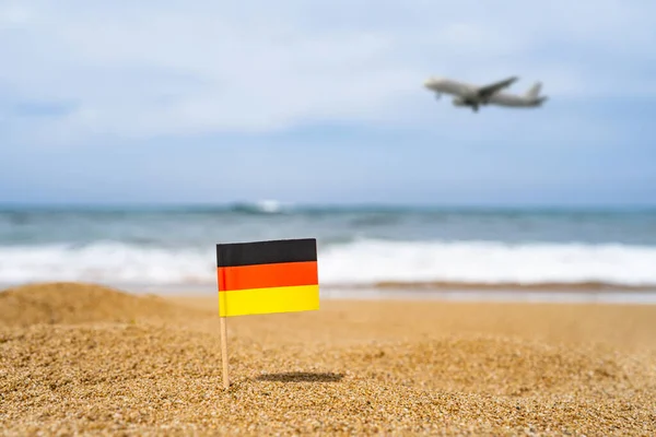 독일의 해변의 반대편에 모래에서 착륙하는 비행기와 이쑤시개 모양으로 만들어 졌습니다 — 스톡 사진