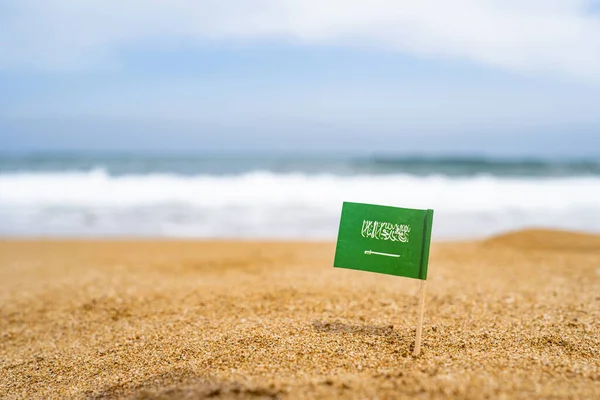 Bandera Arabia Saudita Forma Palillo Arena Playa Frente Ola Del — Foto de Stock