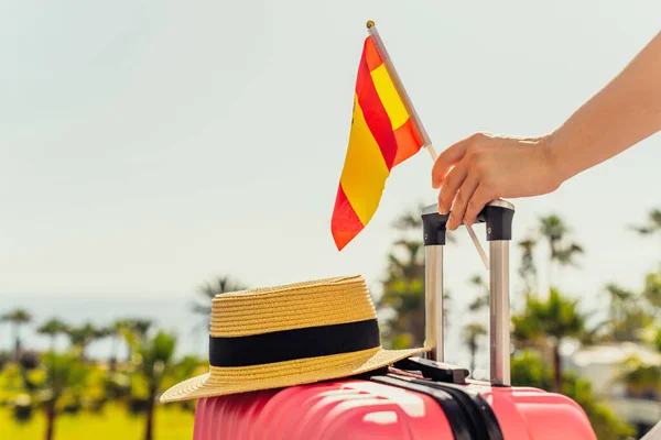 Kobieta Różową Walizką Kapeluszem Flagą Hiszpanii Stojąca Drabinie Pasażerskiej Wysiadająca — Zdjęcie stockowe