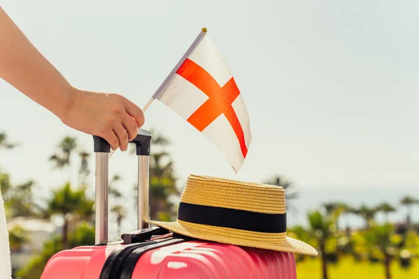 Vrouw Met Roze Koffer Hoed Engelse Vlag Die Passagiersladder Staat — Stockfoto