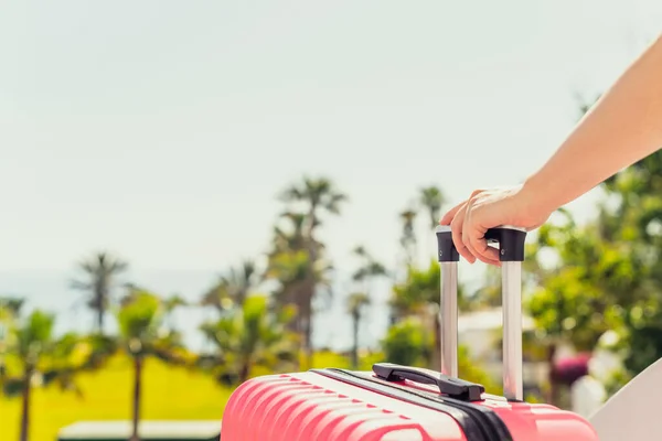 Kobieta Różowej Walizce Stojąca Drabinie Pasażerskiej Wysiadająca Samolotu Naprzeciwko Wybrzeża — Zdjęcie stockowe