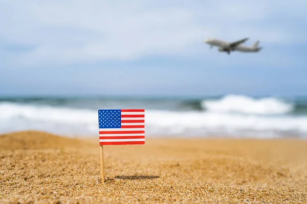 Bandera América Forma Palillo Dientes Arena Playa Frente Ola Mar — Foto de Stock