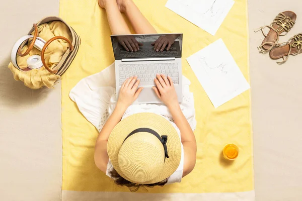 Bizneswoman Freelancer Pije Sok Siedząc Ręczniku Plaży Piasku Pracując Laptopie — Zdjęcie stockowe