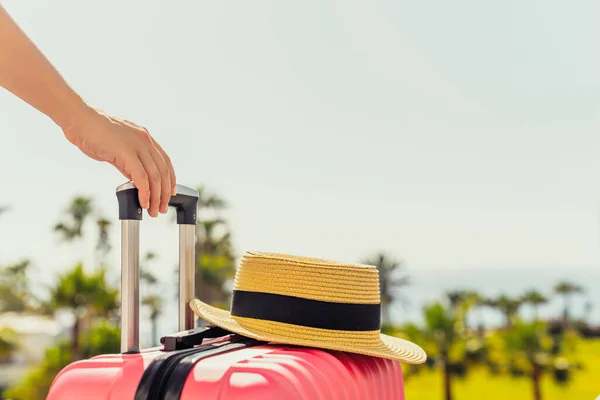 Mujer Con Maleta Rosa Sombrero Playa Pie Escalera Pasajeros Salir —  Fotos de Stock