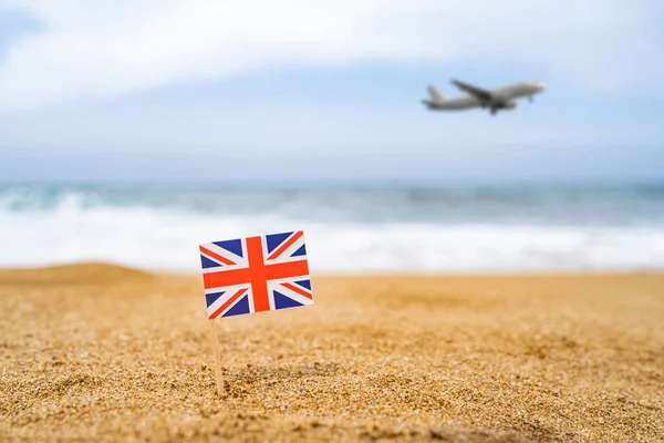 Flagga Storbritannien Form Tandpetare Sanden Stranden Mittemot Havsvåg Med Landstigning — Stockfoto