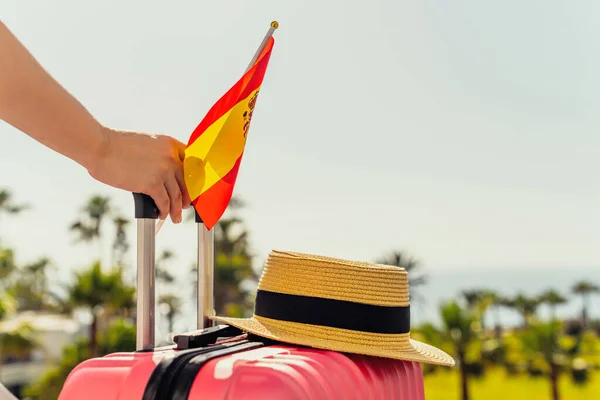 Kobieta Różową Walizką Kapeluszem Flagą Hiszpanii Stojąca Drabinie Pasażerskiej Wysiadająca — Zdjęcie stockowe