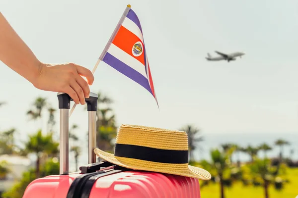 Mujer Con Maleta Rosa Sombrero Bandera Costa Rica Pie Escalera —  Fotos de Stock