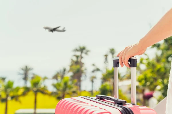Mujer Con Maleta Rosa Pie Escalera Pasajeros Bajando Del Avión —  Fotos de Stock