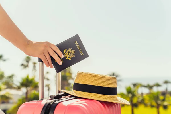 Femme Avec Valise Rose Passeport Américain Debout Sur Échelle Des — Photo