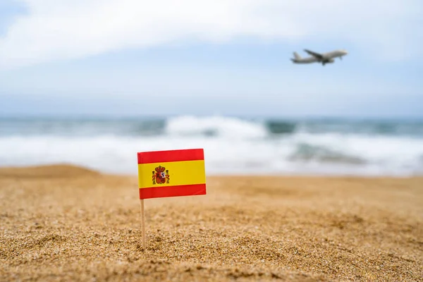 Bandeira Espanha Forma Palito Dentes Areia Praia Frente Onda Mar — Fotografia de Stock