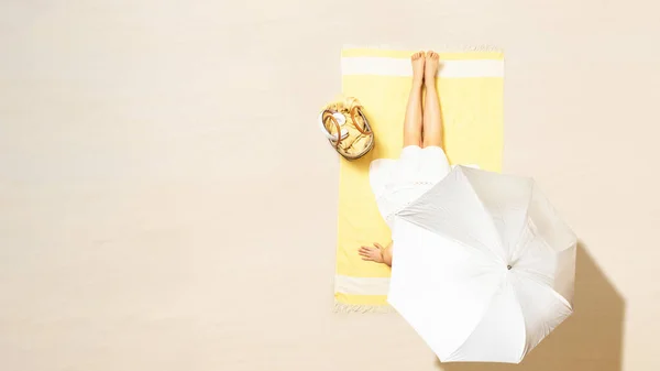 Одна Женщина Платье Сидит Загорает Желтом Пляжном Полотенце Зонтиком Сумкой — стоковое фото