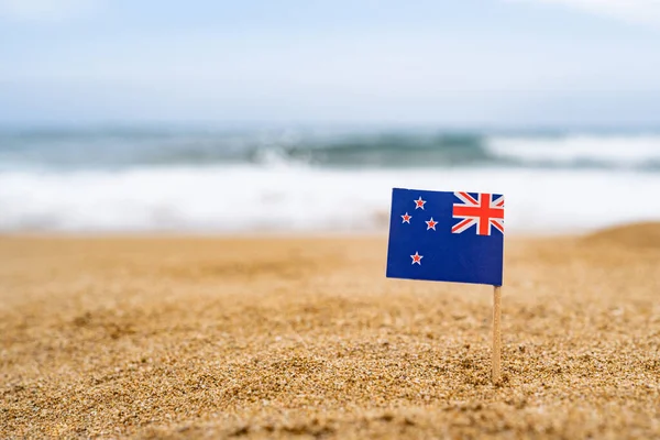 Флаг Новой Зеландии Виде Зубочистки Песке Пляжа Напротив Морской Волны — стоковое фото