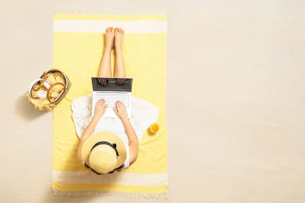 Mujer Con Portátil Bolso Auriculares Bebiendo Jugo Sentado Toalla Playa —  Fotos de Stock