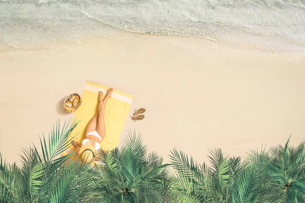 Donna Sola Cappello Paglia Bikini Prende Sole Telo Spiaggia Giallo — Foto Stock