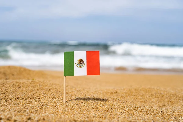 Mexická Vlajka Podobě Párátka Písku Pláže Naproti Mořské Vlně Cestovní — Stock fotografie