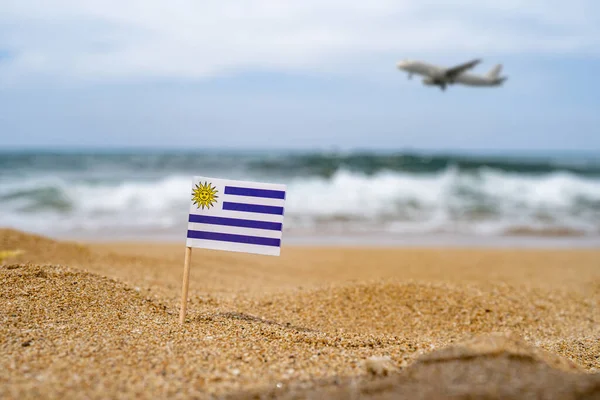 Flaga Urugwaju Postaci Wykałaczki Piasku Plaży Naprzeciwko Fali Morskiej Lądującym — Zdjęcie stockowe