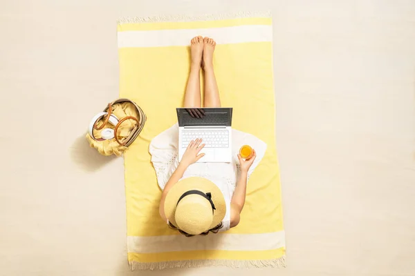 Mujer Con Portátil Bolso Auriculares Bebiendo Jugo Sentado Toalla Playa —  Fotos de Stock