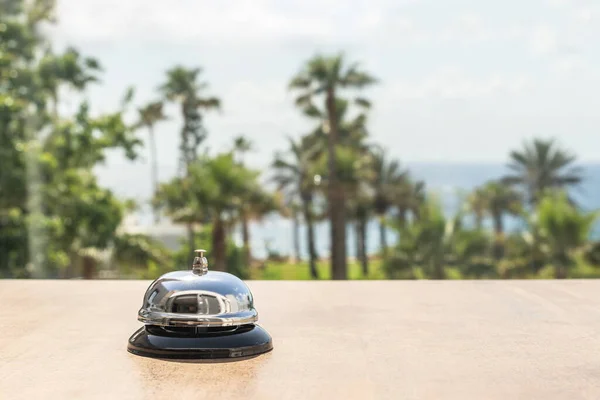 Hotelový Servis Zvonek Pozadí Pobřeží Moře Palmy Cestovní Koncept Letní — Stock fotografie