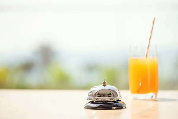 桌上的咖啡店 餐厅的铃铛和新鲜果汁用来警告你饮料已经准备好了 海景和棕榈树景观海滨咖啡馆的顶楼 — 图库照片