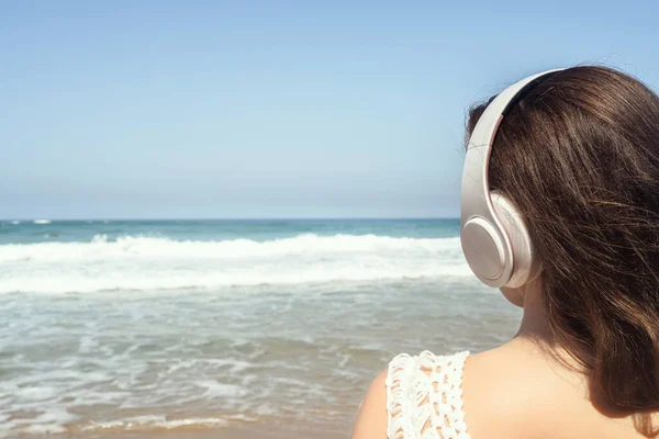 Mujer Sola Una Playa Auriculares Escuchar Música Mirando Mar Relajación — Foto de Stock