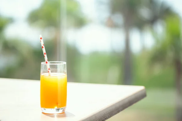 棕榈树森林里桌子上的橙汁 — 图库照片