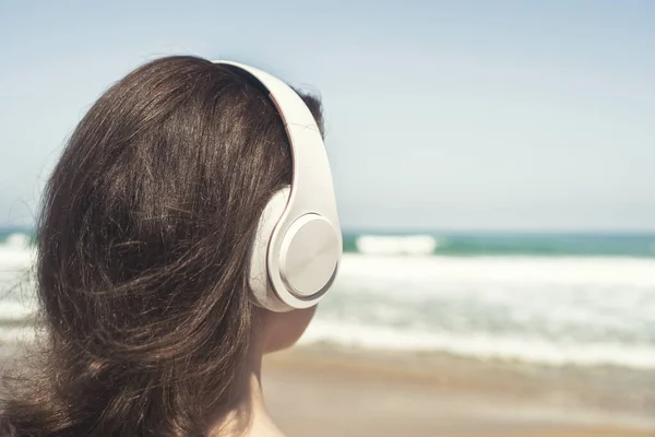 Mulher Sozinha Uma Praia Fones Ouvido Ouvir Música Olhando Para — Fotografia de Stock