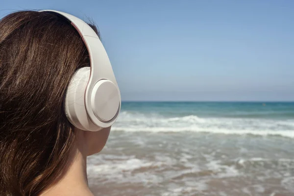 Μόνη Γυναίκα Μια Παραλία Ακουστικά Ακούει Μουσική Θέα Στη Θάλασσα — Φωτογραφία Αρχείου