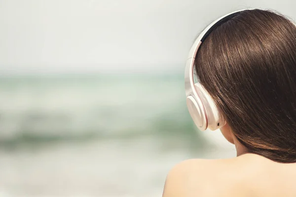 Alleen Vrouw Een Strand Met Koptelefoon Luisteren Naar Muziek Die — Stockfoto