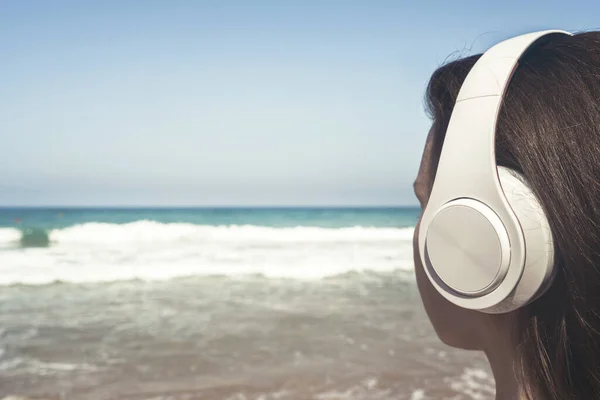 Mulher Sozinha Uma Praia Fones Ouvido Ouvir Música Olhando Para — Fotografia de Stock