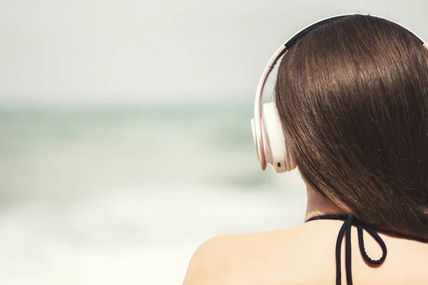 Achteraanzicht Van Een Alleenstaande Vrouw Een Strand Een Koptelefoon Luisteren — Stockfoto