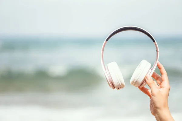 Vrouw Handen Met Koptelefoon Een Strand Kust — Stockfoto