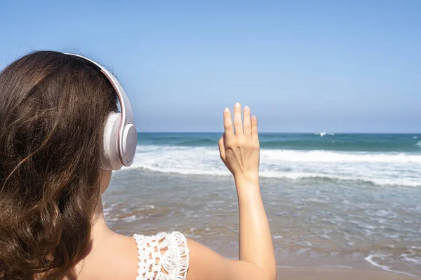 Ευτυχισμένη Γυναίκα Ακουστικά Ακούει Μουσική Κουνώντας Χέρι Για Πει Γεια — Φωτογραφία Αρχείου