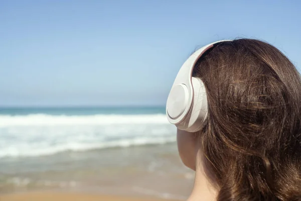Allein Strand Hört Eine Frau Mit Kopfhörern Musik Die Auf — Stockfoto