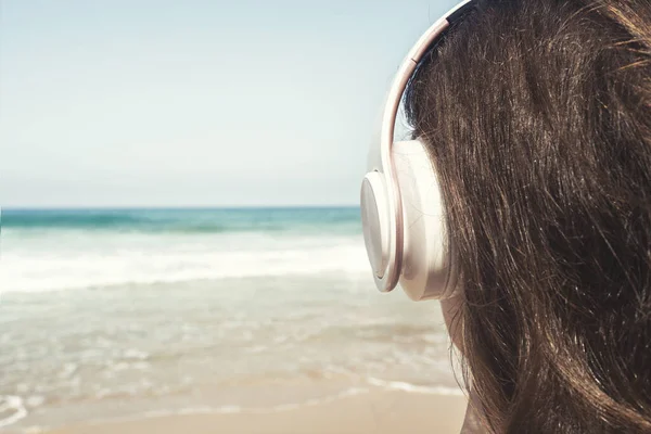 Alleen Vrouw Een Strand Met Koptelefoon Luisteren Naar Muziek Die — Stockfoto