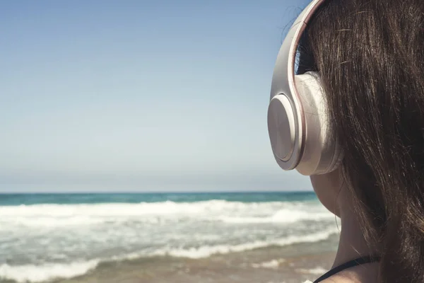 Mulher Sozinha Uma Praia Fones Ouvido Ouvir Música Olhando Para — Fotografia de Stock