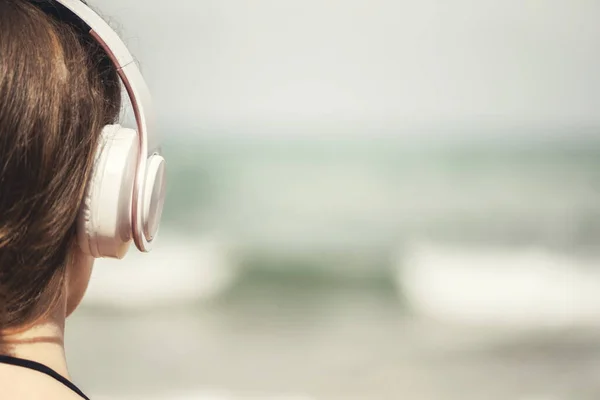 Alleen Vrouw Een Strand Met Koptelefoon Luisteren Naar Muziek Die — Stockfoto