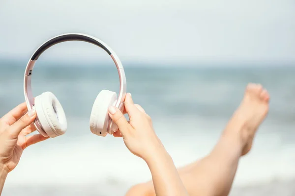 Mãos Mulher Com Fones Ouvido Uma Praia Costa Marítima — Fotografia de Stock