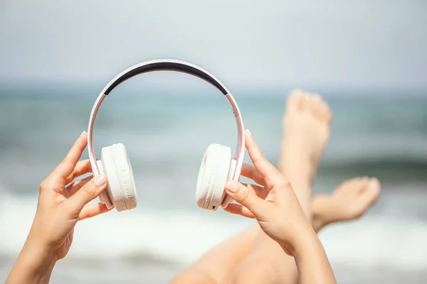 Mãos Mulher Com Fones Ouvido Uma Praia Costa Marítima — Fotografia de Stock