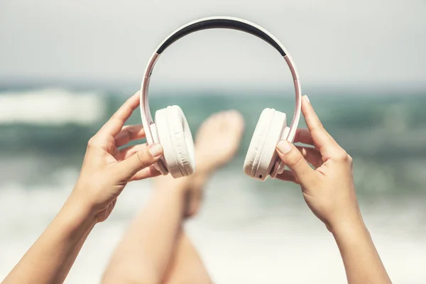 Mãos Mulher Com Fones Ouvido Uma Praia Costa Marítima — Fotografia de Stock