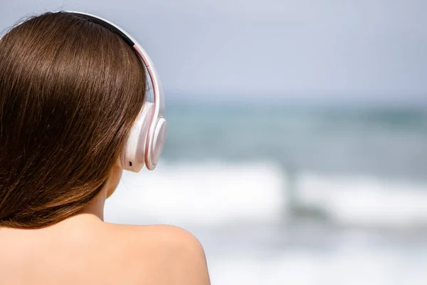 Alleen Vrouw Een Strand Met Koptelefoon Luisteren Naar Muziek Die — Stockfoto
