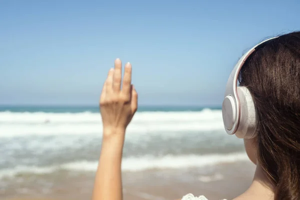 Μόνη Γυναίκα Ακουστικά Κουνάει Χέρι Και Λέει Αντίο Στη Θάλασσα — Φωτογραφία Αρχείου