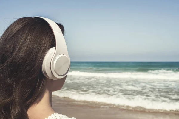Πίσω Όψη Της Μόνης Γυναίκας Που Κάθεται Μια Παραλία Ακουστικά — Φωτογραφία Αρχείου