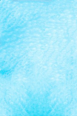 Yüzme havuzunda mavi şeffaf su yüzeyi. Yatay havuz geçmişi. Hava, insansız hava aracı görüntüsü. Dikey oran, boyut