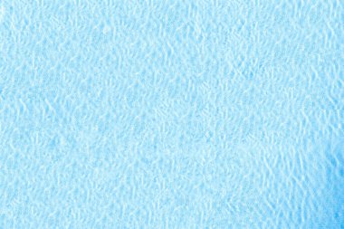 Yüzme havuzunda mavi şeffaf su yüzeyi. Yatay havuz geçmişi. Hava, İHA görünümü