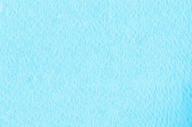 Yüzme havuzunda mavi şeffaf su yüzeyi. Yatay havuz geçmişi. Hava, İHA görünümü