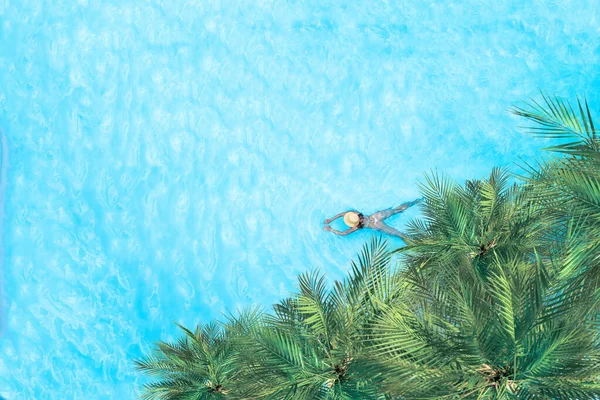 Bikinili Şapkalı Genç Yalnız Bir Kadın Palmiye Ağaçlarıyla Yüzme Havuzunda — Stok fotoğraf